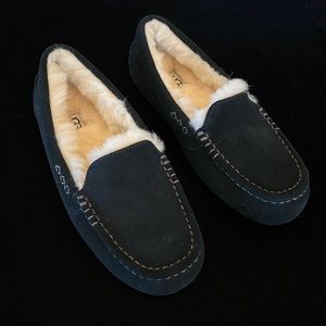 Size 8 women’s black Ansley Uggs. New in box.